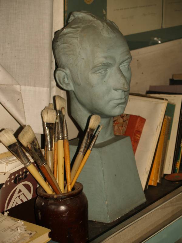 A sculpture of Doel Reed.