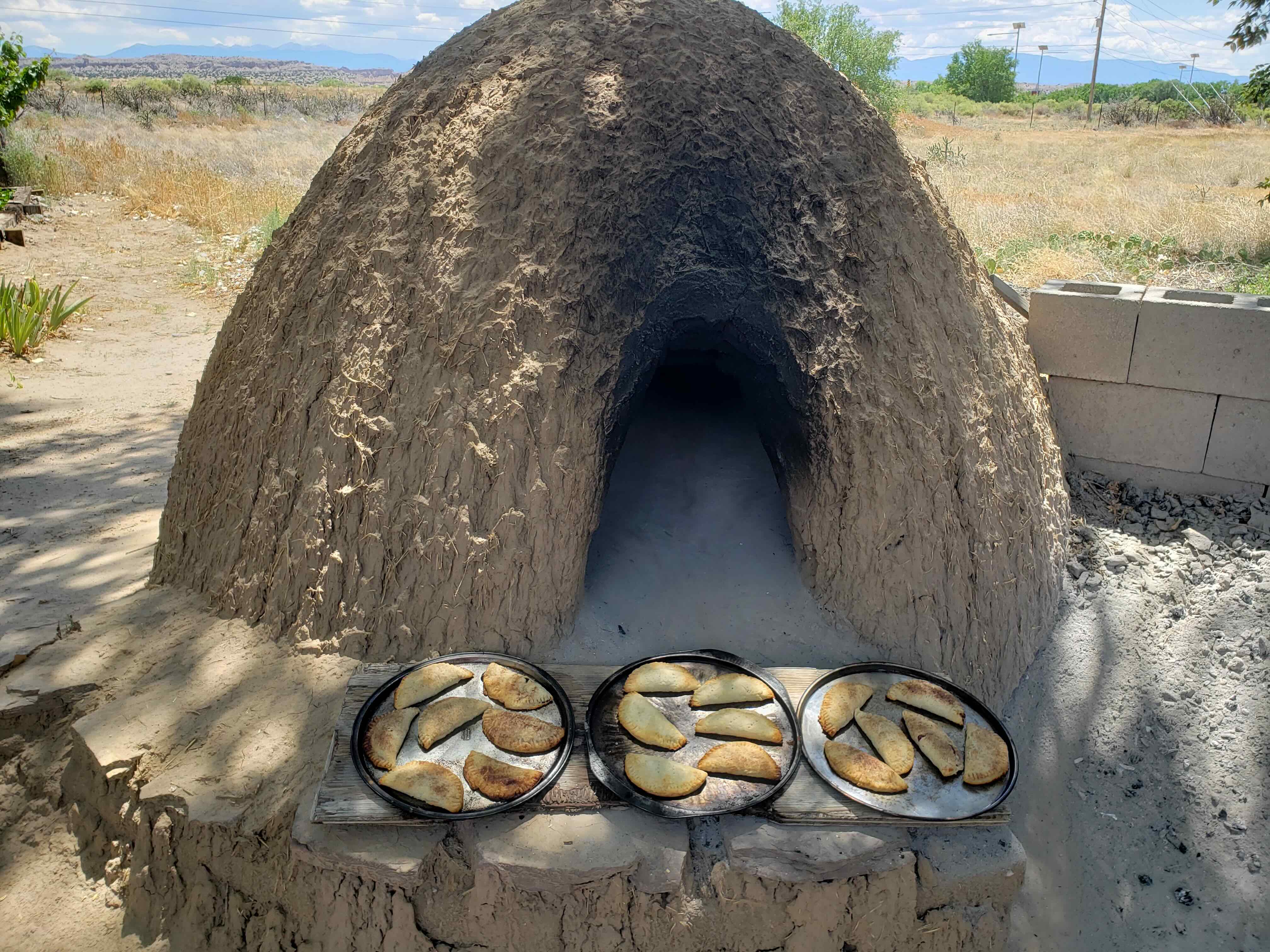 Horno oven with empanadas